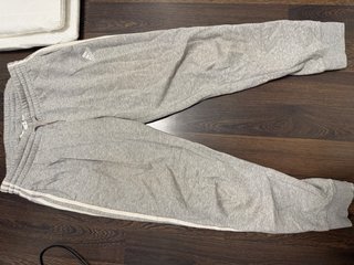 Pantalones de chándal adidas grises