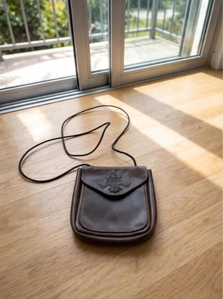 Bolso de Piel Marrón con Logo Grabado
