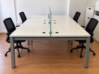 Mesas de oficina blancas con separador
