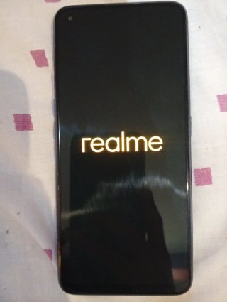 Móvil Realme azul con reflejos