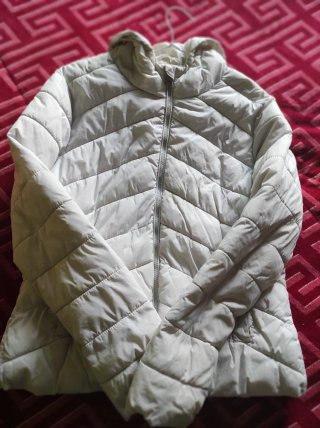Chaqueta acolchada blanca con capucha