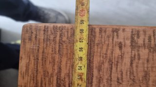 Mesa rústica de madera maziza.