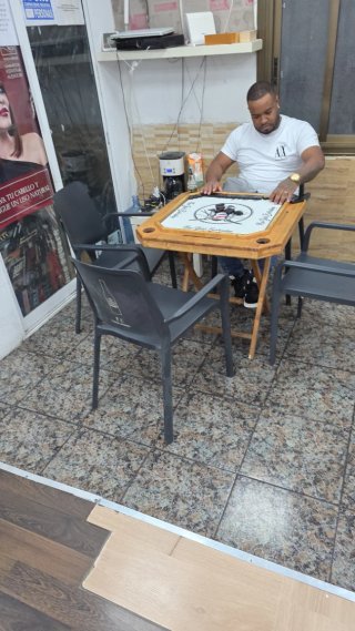 Mesa de dominó con estructura de madera