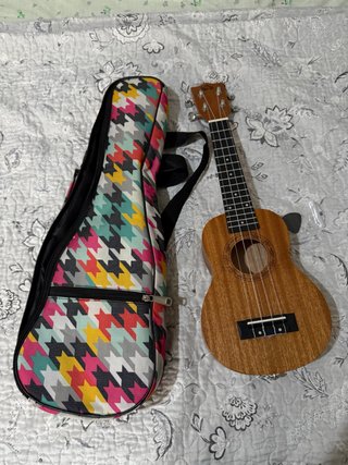 Ukelele con funda estampada