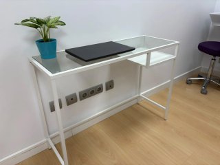 Mesa de escritorio Ikea con sobre de cristal
