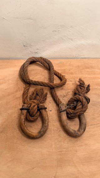 Tirabitas antiguas de cuerda y madera