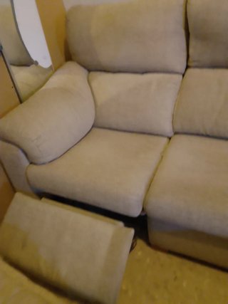 Sofá de tela beige