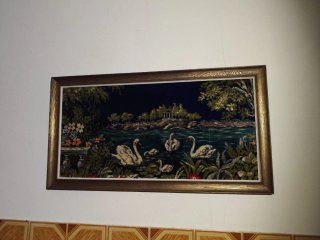Tapiz de pared con escena de cisnes