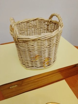 Cesta antigua de mimbre