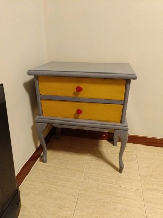 Mesita de noche de madera