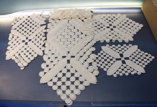 02. 2 Caminos de mesa en ganchillo, 2 tapetes y otro más pequeño hechos a mano, 70's