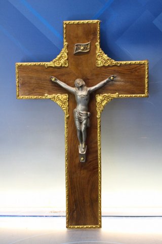 Antiguo crucifijo de madera y metal.