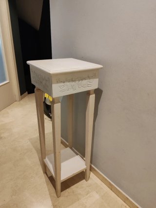 Pedestal de madera blanco