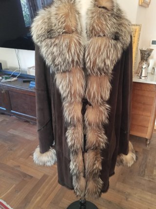 Cappotto da donna marrone con inserti in pelliccia