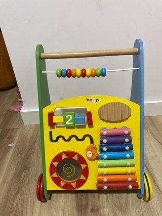 Andador de madera Boppi con xilófono