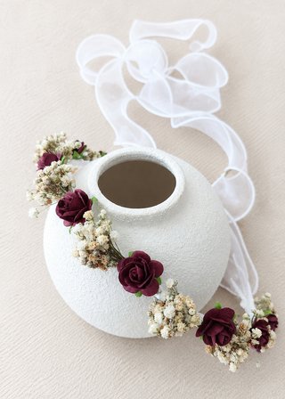 Corona flores niña ceremonia burdeos y blanca