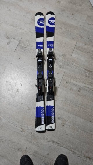 Esquís Junior Rossignol 130cm y bastones.