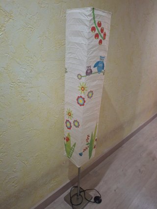 Lámpara de pie con pantalla de papel