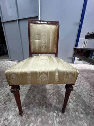 Lote de muebles que incluyen silla, mesa mesitas..