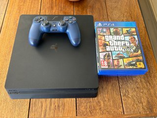 Console PlayStation 4 (PS4) con controller e giochi