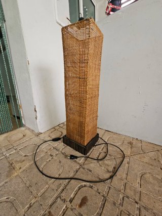 Lámpara de pie de mimbre de 60 cm de alto.