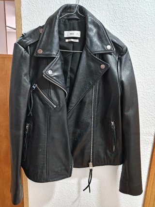 Chaqueta de piel Mango negra