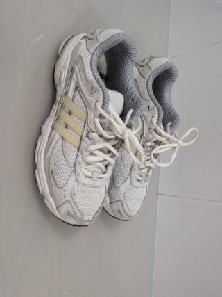 Zapatillas adidas blancas y grises