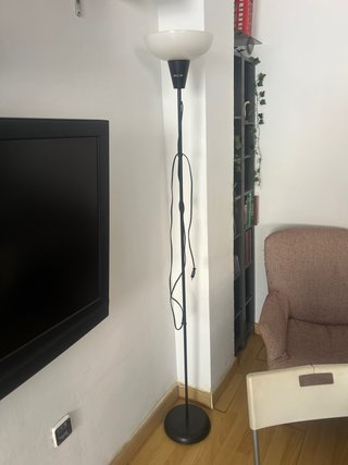 Lámpara de pie IKEA + bombilla amarilla