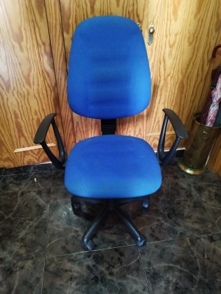 Silla giratoria azul