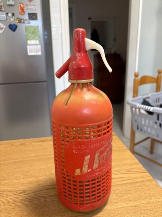 Sifón antiguo rojo