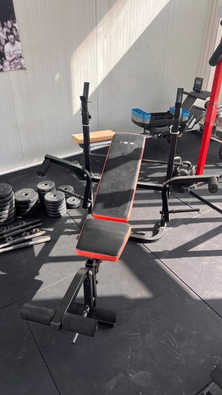 Banco de pesas con soporte y varios discos