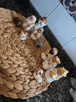 Nacimiento de cerámica blanco y dorado