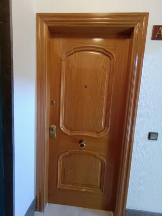 Puerta de entrada de madera