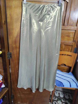 Falda larga maxi metalizada dorada
