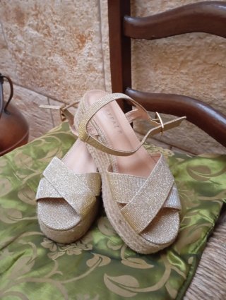 Sandalias Doradas con Plataforma