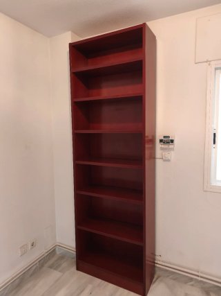 Estantería de madera alta