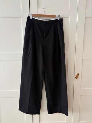 Pantalón de vestir negro con pinzas