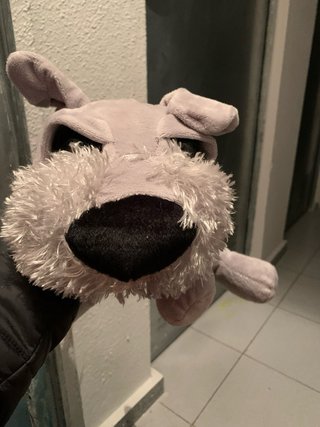 Perro de peluche gris