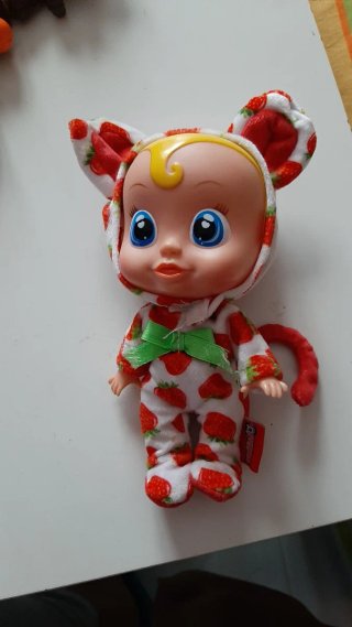 Bambola Cry Babies con tutina fragole