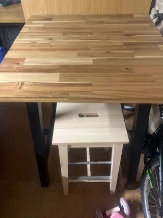 Mesa alta con dos taburetes