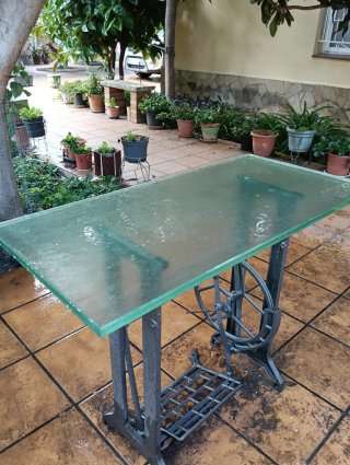 Mesa con pie de máquina de coser antiguo