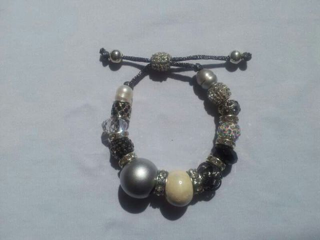 pulsera con abalorios y nudo corredizo