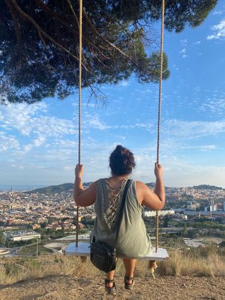 Escritorio blanco con cajones, material de segunda mano por